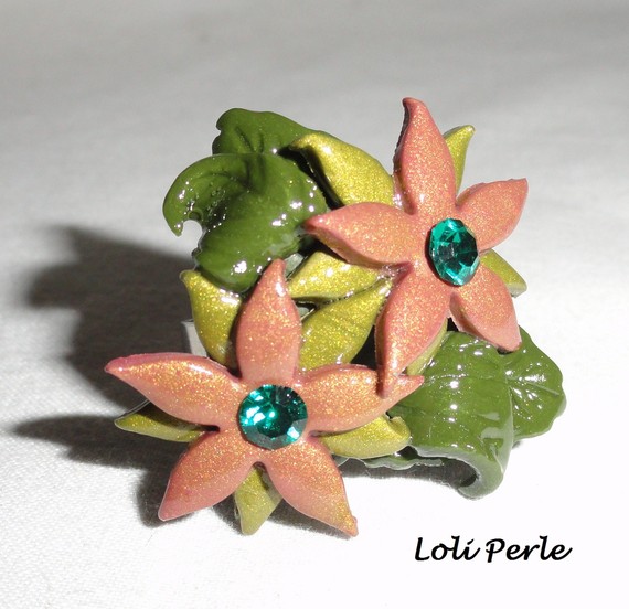 Bague fleurs en argile marron avec cristal de Swarovski et feuillage vert