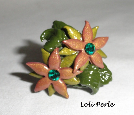 Bague fleurs en argile marron avec cristal de Swarovski et feuillage vert