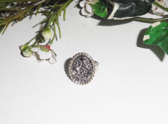 Bague originale cabochon avec pierre facon pyrite sur anneau réglable