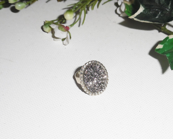 Bague originale cabochon avec pierre facon pyrite sur anneau réglable