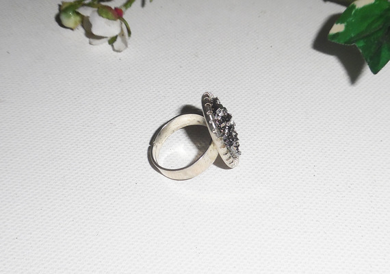 Bague originale cabochon avec pierre facon pyrite sur anneau réglable