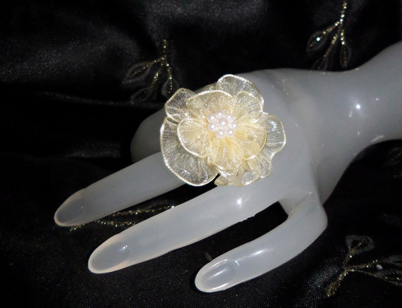 Bague originale grande fleur en organza ivoire avec perles