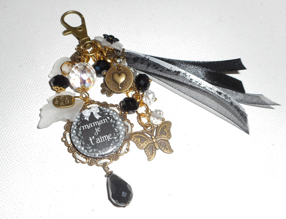 Bijoux de sac/porte clefs avec message "maman je t'aime"et perles noires et blanches