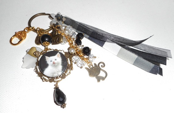 Bijoux de sac/porte clefs chaton blanc avec perles en cristal et rubans noir et blanc