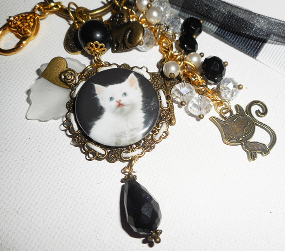 Bijoux de sac/porte clefs chaton blanc avec perles en cristal et rubans noir et blanc