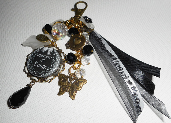 Bijoux de sac/porte clefs avec message "maman je t'aime"et perles noires et blanches