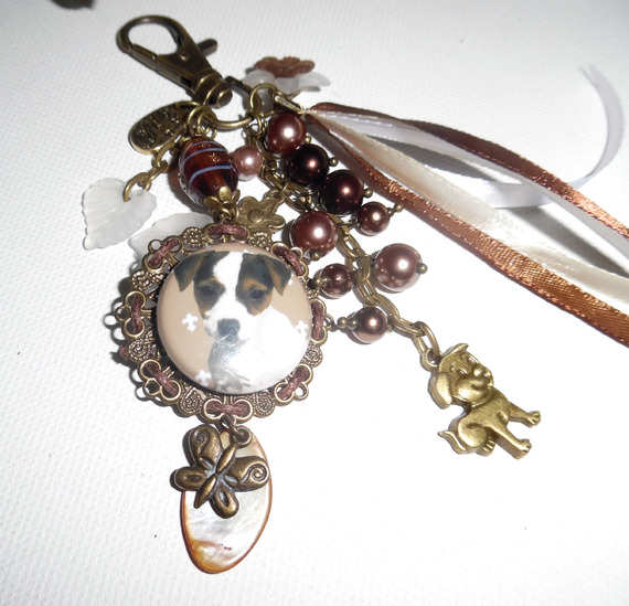 Bijoux de sac/porte clefs chien  avec perles en verre marron, nacre et rubans