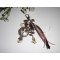 Bijoux de sac/porte clefs chien  avec perles en verre marron, nacre et rubans