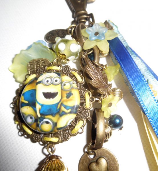 Bijoux de sac/porte clefs personnages humour avec perles en  verre bleu et jaune et rubans