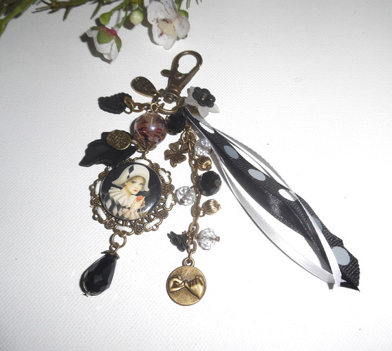 Bijoux de sac/porte clefs arlequin avec perles en cristal blanc et noir et rubans
