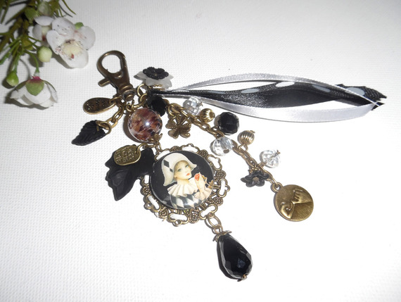 Bijoux de sac/porte clefs arlequin avec perles en cristal blanc et noir et rubans