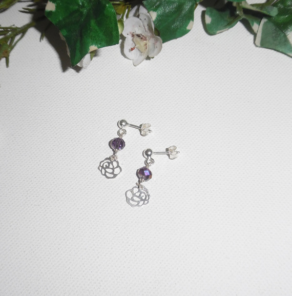 Boucles d'oreilles avec petites roses et perles en cristal prune sur clous en argent 925