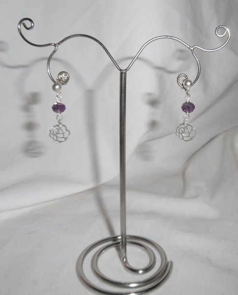 Boucles d'oreilles avec petites roses et perles en cristal prune sur clous en argent 925