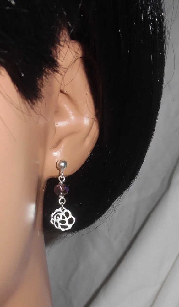 Boucles d'oreilles avec petites roses et perles en cristal prune sur clous en argent 925
