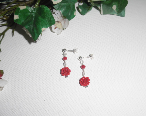 Boucles d'oreilles avec rose en gorgone sculptée et perles sur clous en argent 925