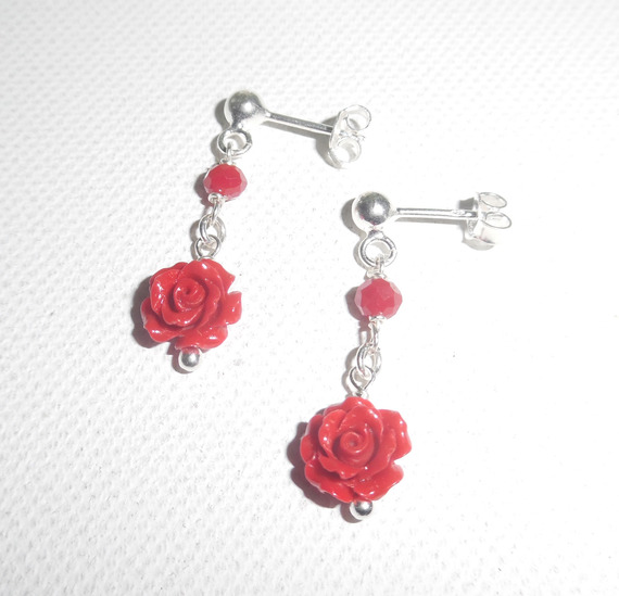 Boucles d'oreilles avec rose en gorgone sculptée et perles sur clous en argent 925