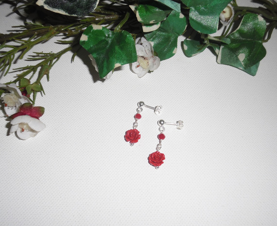 Boucles d'oreilles avec rose en gorgone sculptée et perles sur clous en argent 925