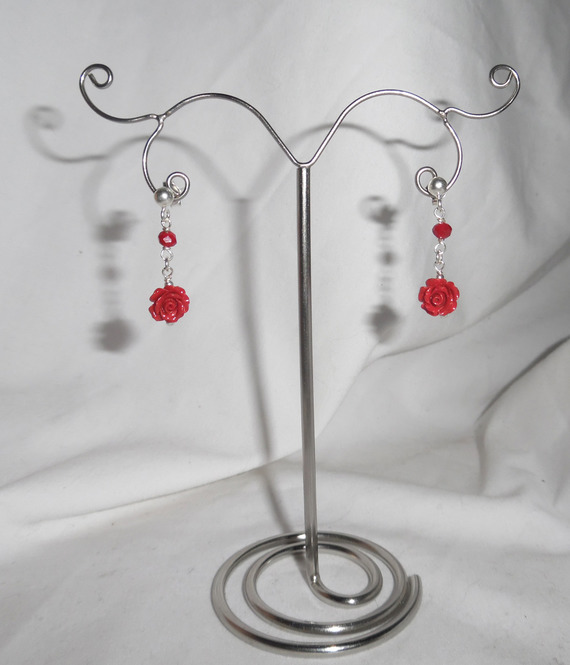 Boucles d'oreilles avec rose en gorgone sculptée et perles sur clous en argent 925