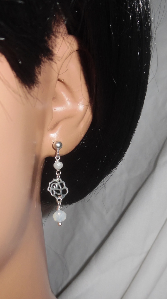 Boucles d'oreilles avec rose et perles en cristal blancsur clous en argent 925