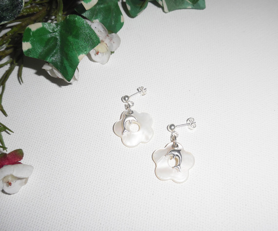 Boucles d'oreilles avec fleurs en nacre et dauphins sur clous en argent 925