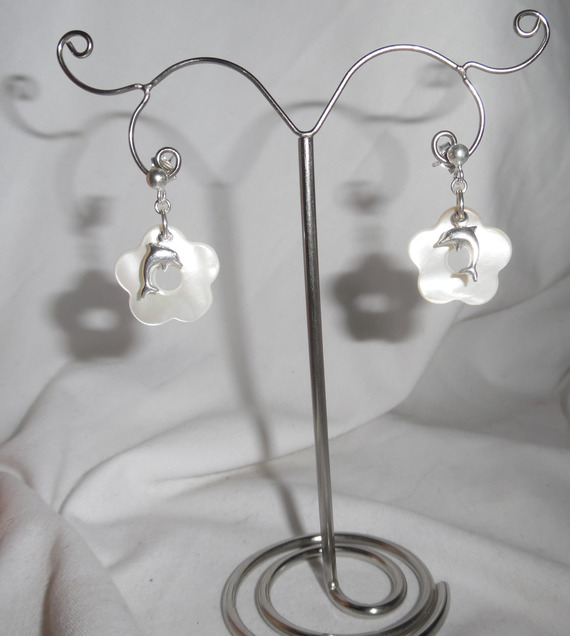 Boucles d'oreilles avec fleurs en nacre et dauphins sur clous en argent 925