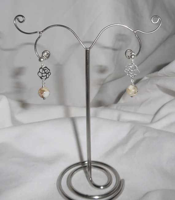 Boucles d'oreilles avec et perles en nacre marron sur clous en argent 925