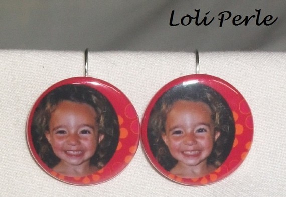 Boucles d'oreilles avec la photo de votre choix sur fond rouge fleuri