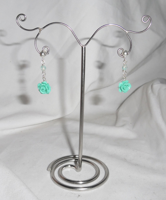 Boucles d'oreilles avec roses en gorgone sculptées vertes et agates sur clous en argent 925