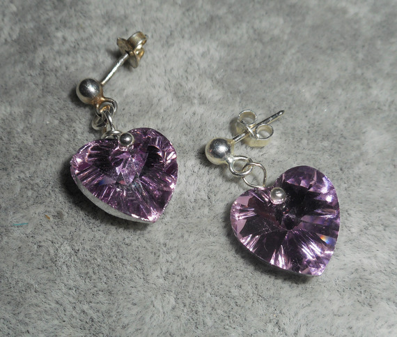 Boucles d'oreilles coeur mauve en cristal de Swarovski sur clous argent 925