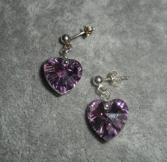 Boucles d'oreilles coeur mauve en cristal de Swarovski sur clous argent 925