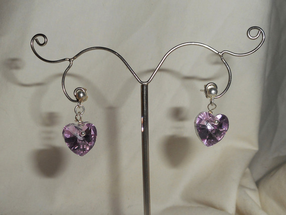 Boucles d'oreilles coeur mauve en cristal de Swarovski sur clous argent 925