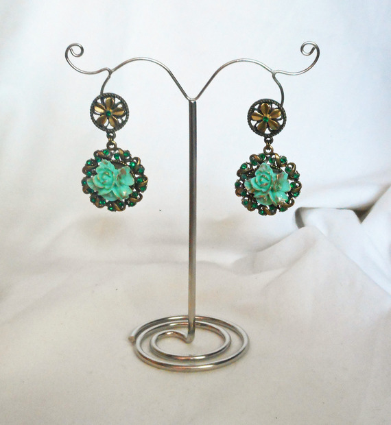 Boucles d'oreilles camé floral serti de cristal vert