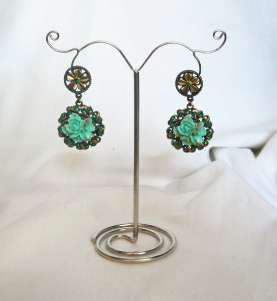 Boucles d'oreilles camé floral serti de cristal vert