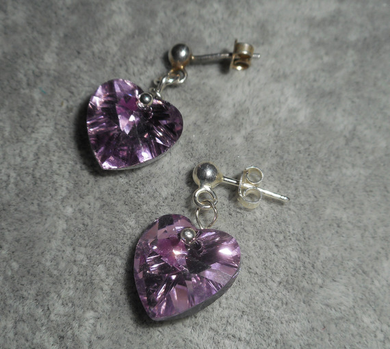 Boucles d'oreilles coeur mauve en cristal de Swarovski sur clous argent 925