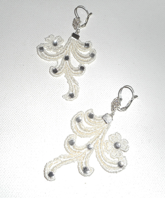 Boucles d'oreilles dentelle arabesque écrue avec cristal de Swarovski