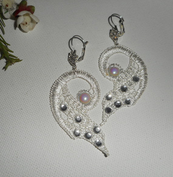 Boucles d'oreilles dentelle blanche avec cristal de Swarovski et perles