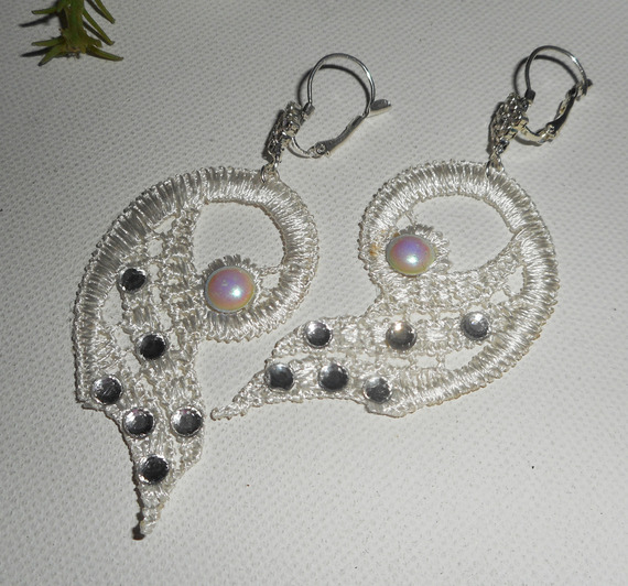 Boucles d'oreilles dentelle blanche avec cristal de Swarovski et perles