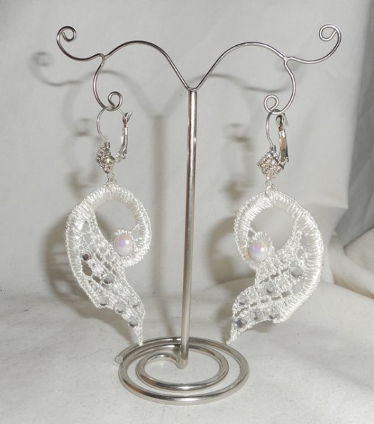 Boucles d'oreilles dentelle blanche avec cristal de Swarovski et perles