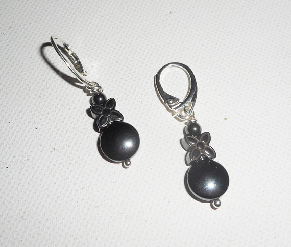 Boucles d'oreilles en pierres d'hématites forme fleur sur dormeuses en argent 925