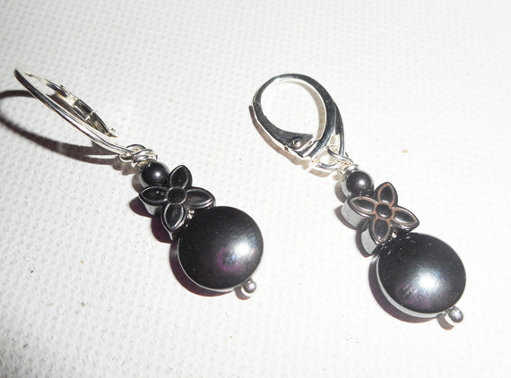 Boucles d'oreilles en pierres d'hématites forme fleur sur dormeuses en argent 925