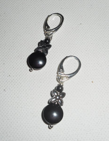 Boucles d'oreilles en pierres d'hématites forme fleur sur dormeuses en argent 925