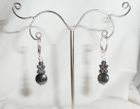 Boucles d'oreilles en pierres d'hématites forme fleur sur dormeuses en argent 925