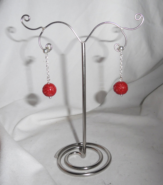 Boucles d'oreilles en perle de gorgone sculptée et chaine sur clous en argent 925