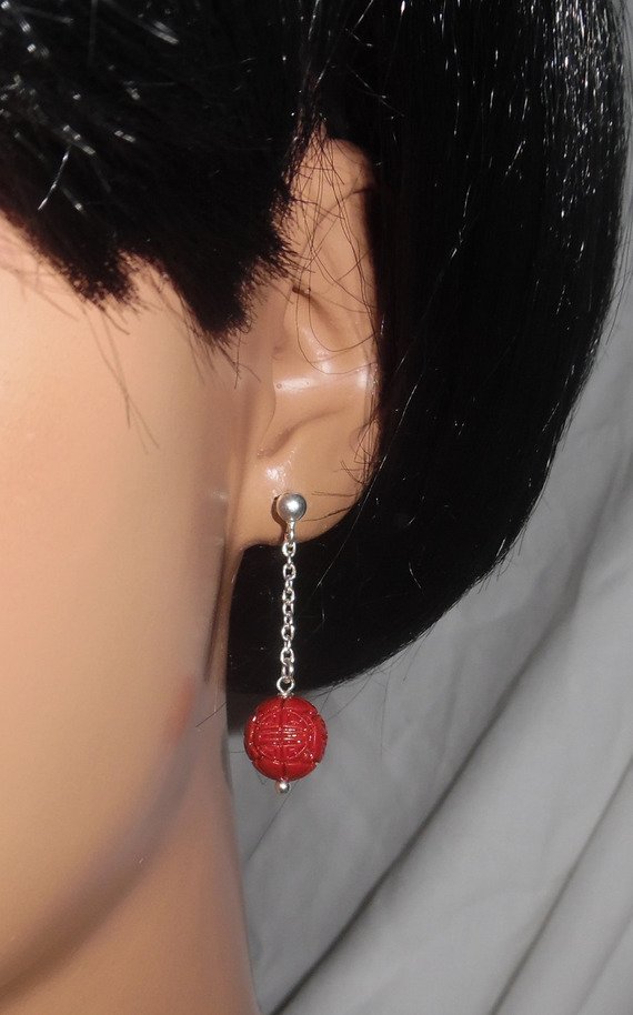 Boucles d'oreilles en perle de gorgone sculptée et chaine sur clous en argent 925