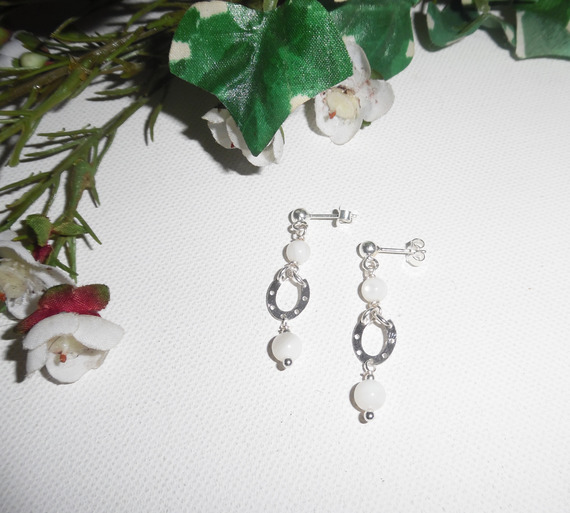 Boucles d'oreilles en perle de nacre avec fer à cheval sur clous en argent 925