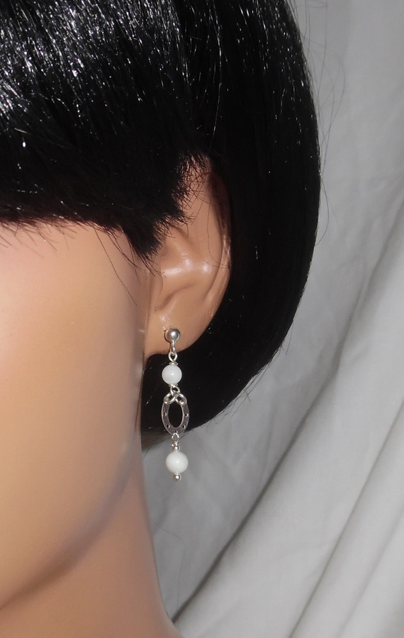 Boucles d'oreilles en perle de nacre avec fer à cheval sur clous en argent 925