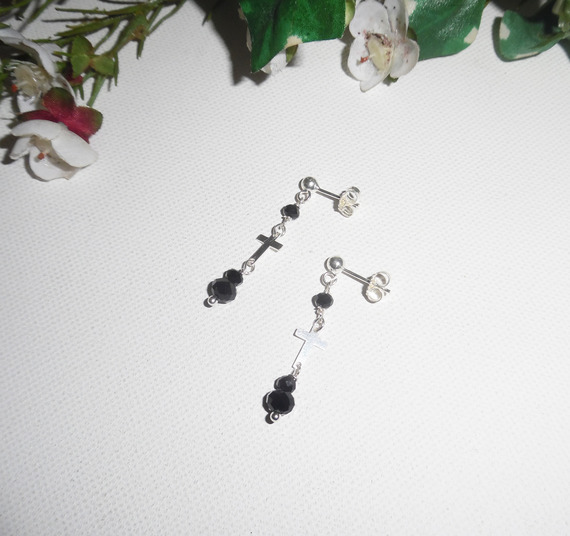 Boucles d'oreilles en perles de cristal noir avec croix sur clous en argent 925