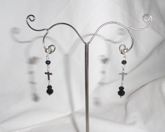 Boucles d'oreilles en perles de cristal noir avec croix sur clous en argent 925