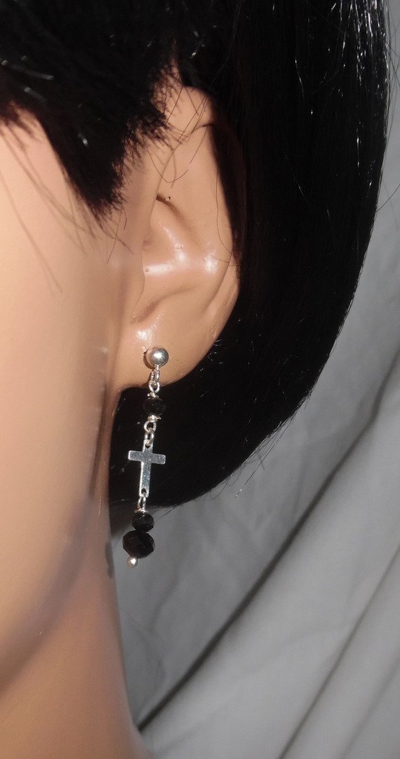 Boucles d'oreilles en perles de cristal noir avec croix sur clous en argent 925