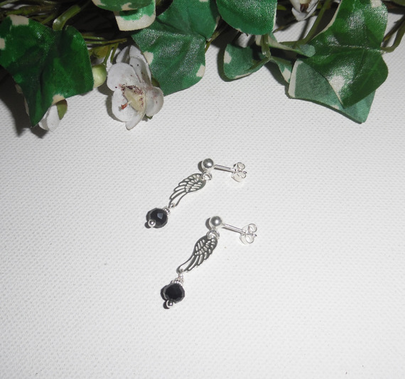 Boucles d'oreilles en perle de cristal noir avec aile sur clous en argent 925